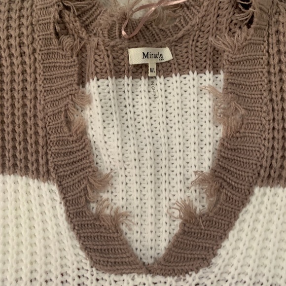 Color block sweater with fringe bottom - Picture 3 of 3